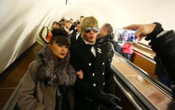 15 знаменитостей, которые не брезгуют поездками в метро (ФОТО)