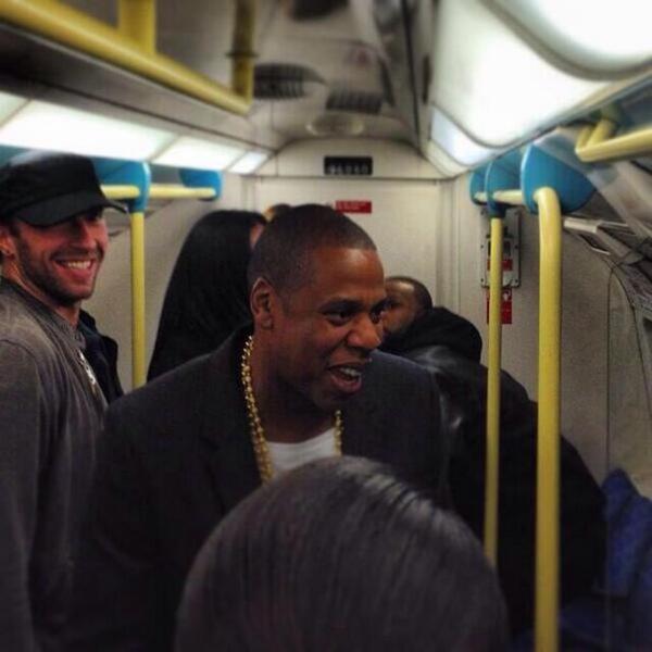 15 знаменитостей, которые не брезгуют поездками в метро (ФОТО)