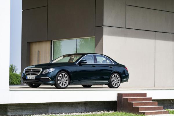 Компания Mercedes-Benz показала обновленный седан E-Class (ФОТО)
