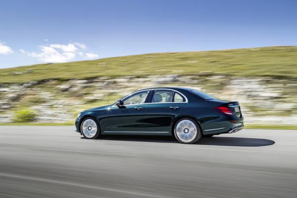 Компания Mercedes-Benz показала обновленный седан E-Class (ФОТО)