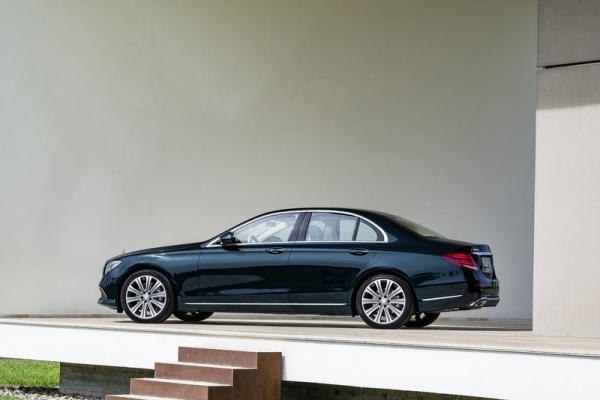 Компания Mercedes-Benz показала обновленный седан E-Class (ФОТО)