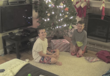 Забавная реакция детей на "ненужные" новогодние подарки (ВИДЕО)