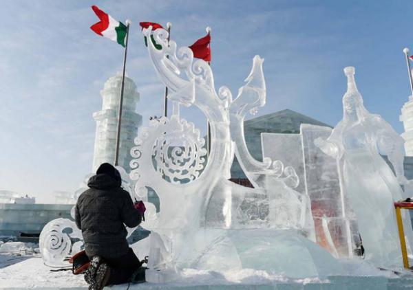 В Китае открылся международный фестиваль льда и снега (ФОТО)