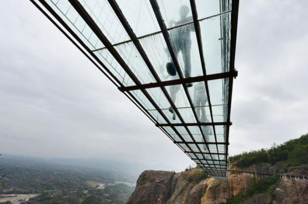 Шаг в пропасть. Как выглядит самый длинный стеклянный мост в мире (ФОТО)