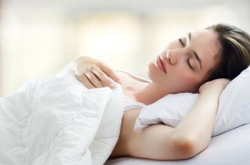 Ученые выяснили, какая поза сна вызывает кошмары