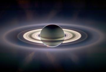 NASA опубликовало новые впечатляющие снимки Сатурна (ФОТО)