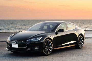 Электромобили Tesla научили самостоятельно подъезжать к хозяину (ВИДЕО)