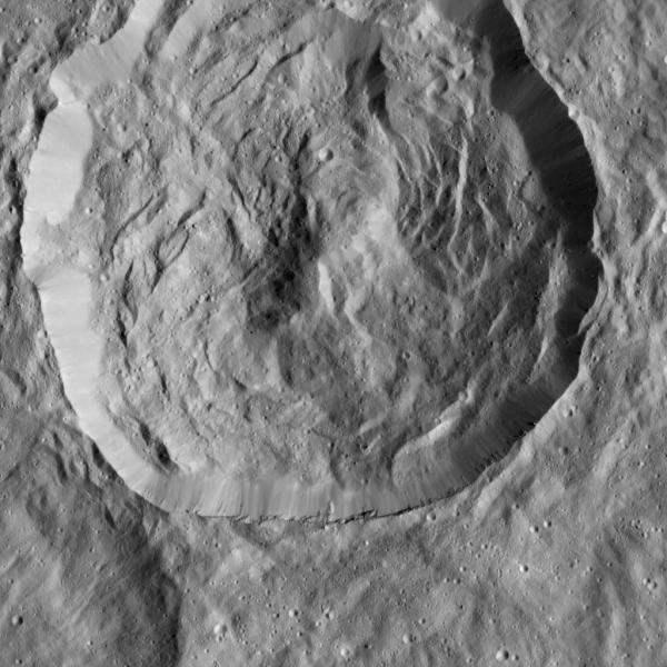 NASA опубликовало детальные снимки кратеров Цереры (ФОТО)