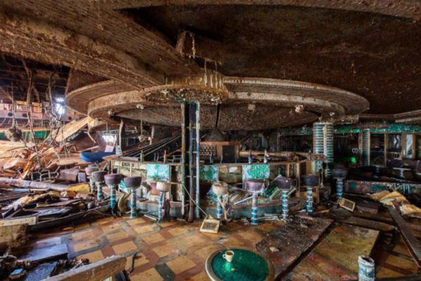 Затонувший лайнер Costa Concordia превратился в корабль-призрак (ФОТО)