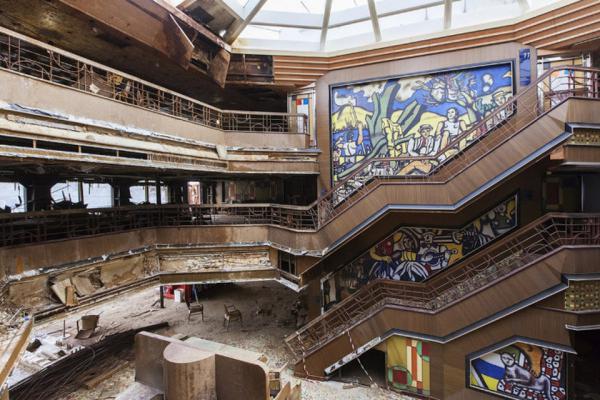 Затонувший лайнер Costa Concordia превратился в корабль-призрак (ФОТО)