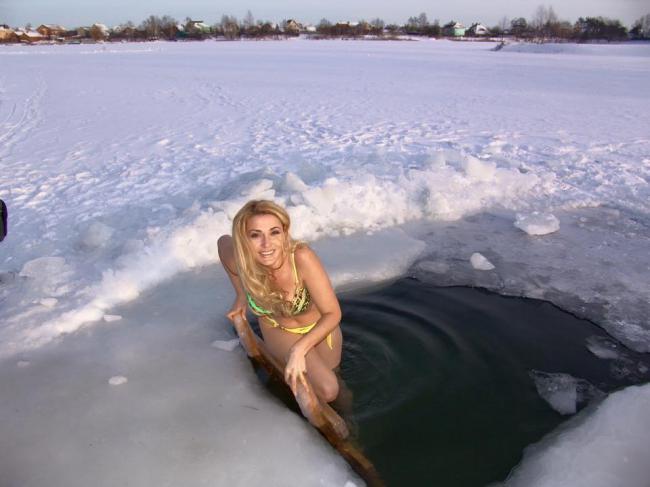 49-летняя Ольга Сумская искупалась в проруби (ФОТО)