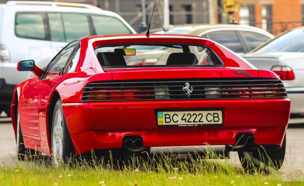 На дорогах Львова был замечен редкий классический спорткар Ferrari (ФОТО)