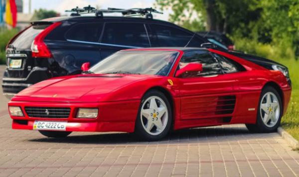 На дорогах Львова был замечен редкий классический спорткар Ferrari (ФОТО)