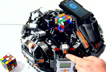 Американский робот собирает кубик Рубика за секунду (ВИДЕО)