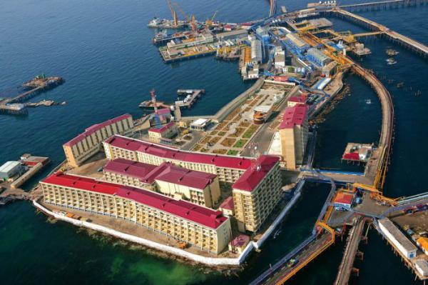 Нефтяные камни – уникальный город в открытом море (ФОТО)