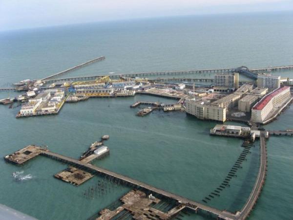 Нефтяные камни – уникальный город в открытом море (ФОТО)