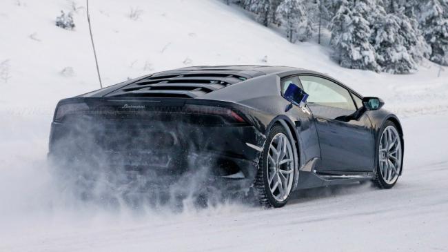 В Сети появились первые снимки обновленного суперкара Lamborghini Huracan (ФОТО)