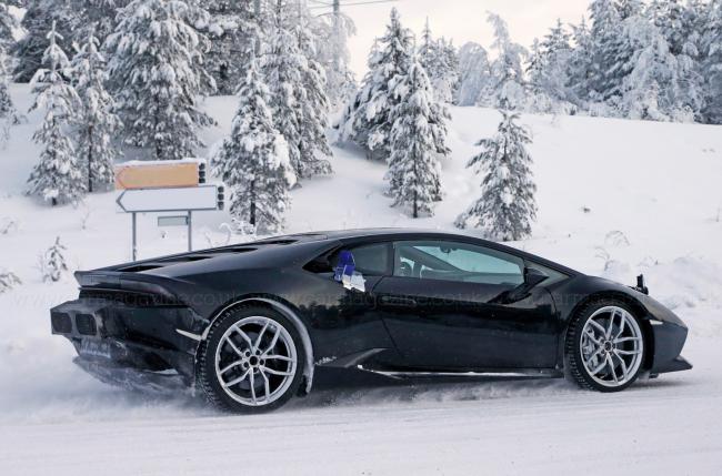 В Сети появились первые снимки обновленного суперкара Lamborghini Huracan (ФОТО)