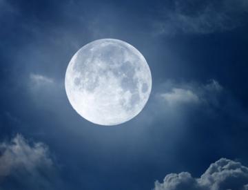 В Сети опубликовали первые цветные фотографии поверхности Луны (ФОТО)