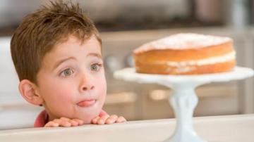 Ученые рассказали, как сладости влияют на мозг ребенка