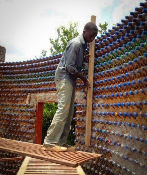 Оригинальное решение проблемы нехватки жилья: в Нигерии строят дома из бутылок (ФОТО)