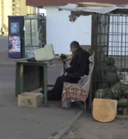 Необычные продавцы, от которых без покупки не уйдешь (ФОТО)