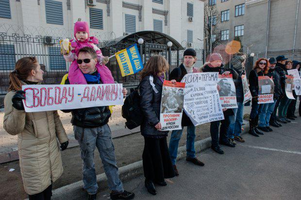 Возле посольства РФ в Киеве появилось чучело Путина (ФОТО)