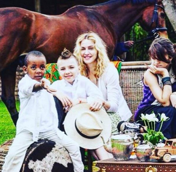 Мадонна удивила общественность совместным снимком с детьми (ФОТО)