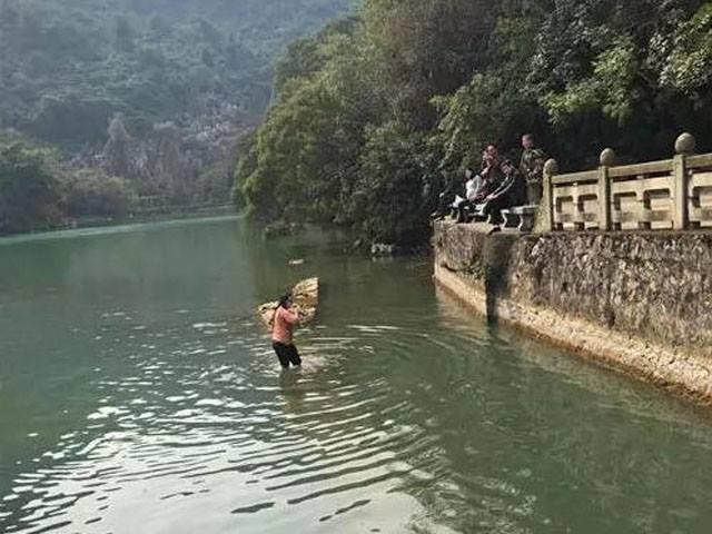 Китаянка бросилась в ледяное озеро, чтобы спасти свой смартфон (ФОТО)