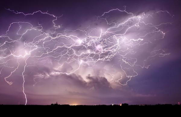Невероятное зрелище. Подборка снимков устрашающей молнии (ФОТО)
