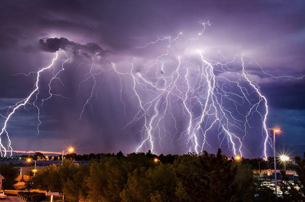 Невероятное зрелище. Подборка снимков устрашающей молнии (ФОТО)
