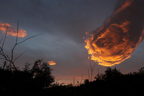 В небе над Португалией сфотографировали потрясающее огненное облако (ФОТО)