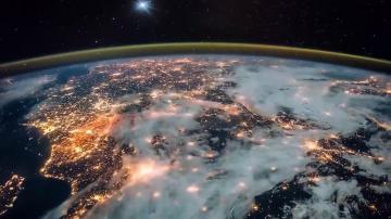 Вид из космоса. Астронавт заснял грозу на Земле (ВИДЕО)