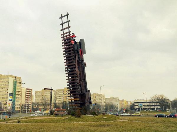 “Поезд в Небо” – крупнейшая городская скульптура Польши (ФОТО)