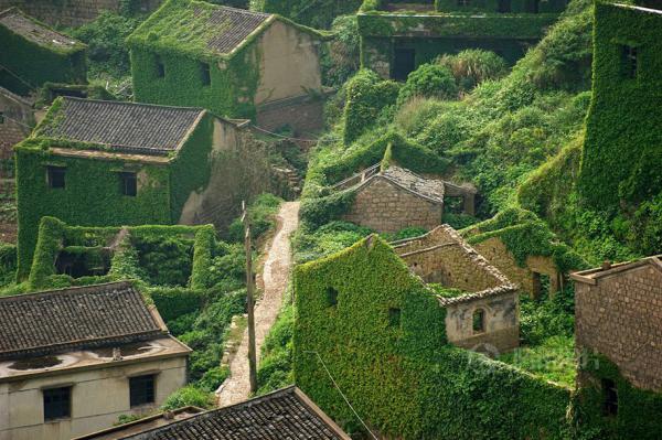 Диковинный Китай:  заброшенная деревня, поглощенная природой (ФОТО)