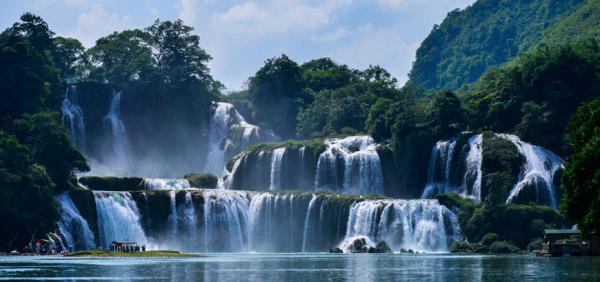 Уникальные места планеты: водопад Детян в Китае (ФОТО)