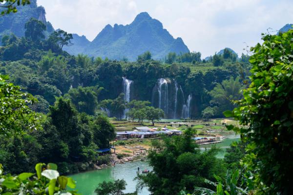 Уникальные места планеты: водопад Детян в Китае (ФОТО)