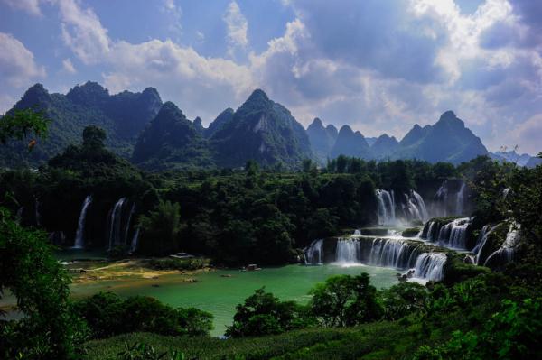 Уникальные места планеты: водопад Детян в Китае (ФОТО)