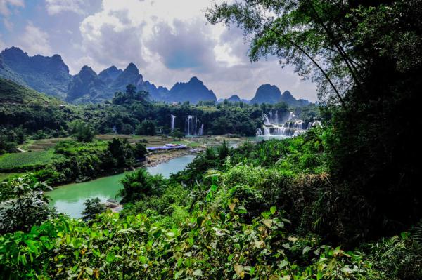 Уникальные места планеты: водопад Детян в Китае (ФОТО)