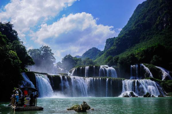 Уникальные места планеты: водопад Детян в Китае (ФОТО)