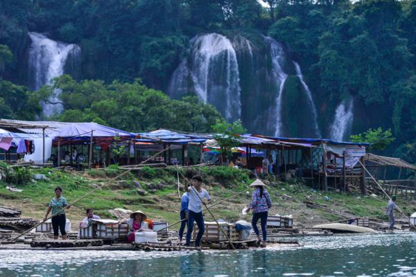 Уникальные места планеты: водопад Детян в Китае (ФОТО)