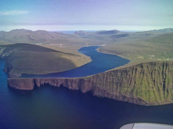 Чудеса природы: необычное озеро Сорвагсватн на Фарерских островах (ФОТО)