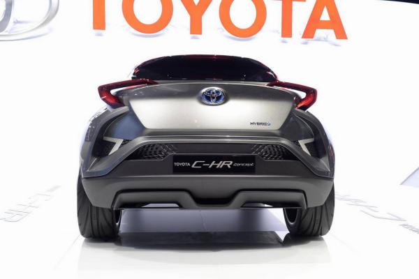 Компания Toyota готова поставить на конвейер кроссовер C-HR (ФОТО)