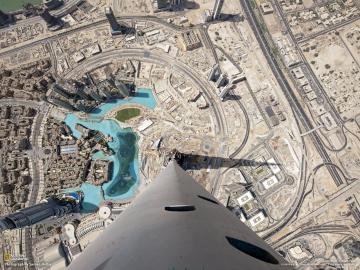 Видео дня: дрон пикирует с самого высокого здания в мире (ВИДЕО)