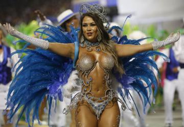 Буйство красок и всеобщая эйфория. Знаменитый карнавал в Бразилии (ФОТО)