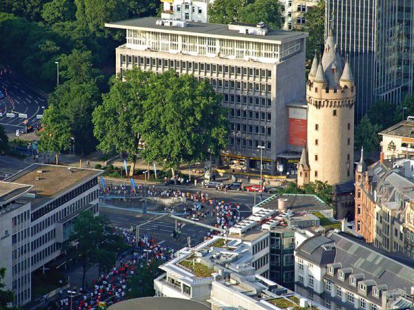 Путешествие в Европу: средневековая башня в центре немецкого мегаполиса (ФОТО)