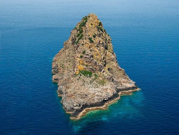 Ябука – недоступный магнитный остров в Адриатическом море (ФОТО)