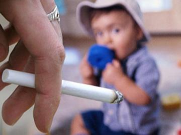 Исследователи назвали неизвестные факты о влиянии курения родителей на развитие детей