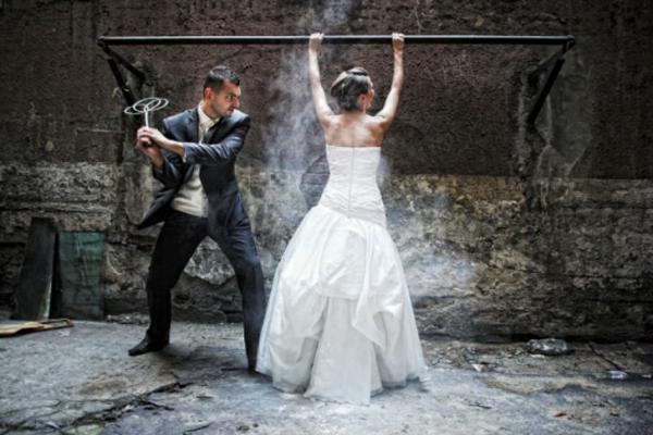 Ломаем стереотипы. «Платье в хлам» - безумный тренд свадебных фотосессий (ФОТО)