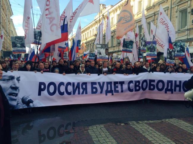 Тысячи россиян почтили память Бориса Немцова (ФОТО)